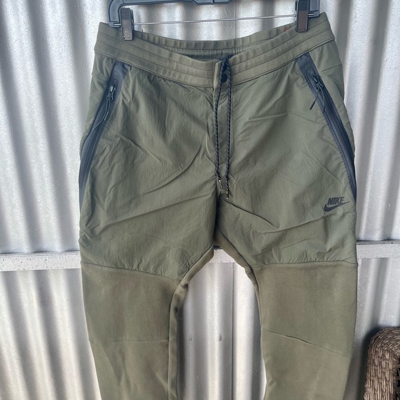 2 tone Nike Tech olive joggers (L) - Picture 2 of 8